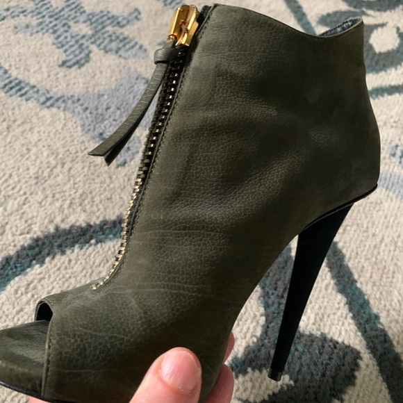 Giuseppe Zanotti sexy booties.  Heavy duty gold zippers. Beautiful olive green - Picture 6 of 11